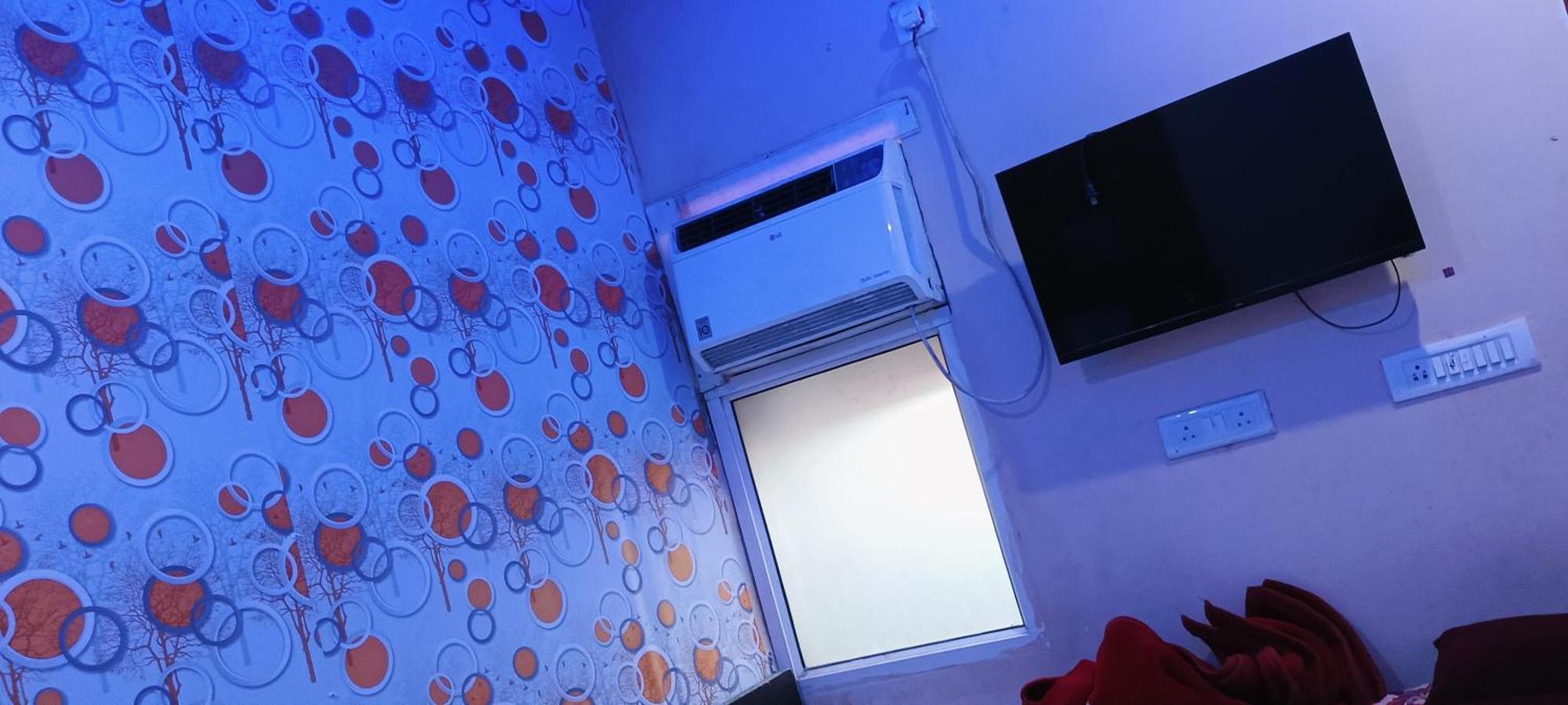 New Gaytri Place Near By Prem Mandir 1 Hotel