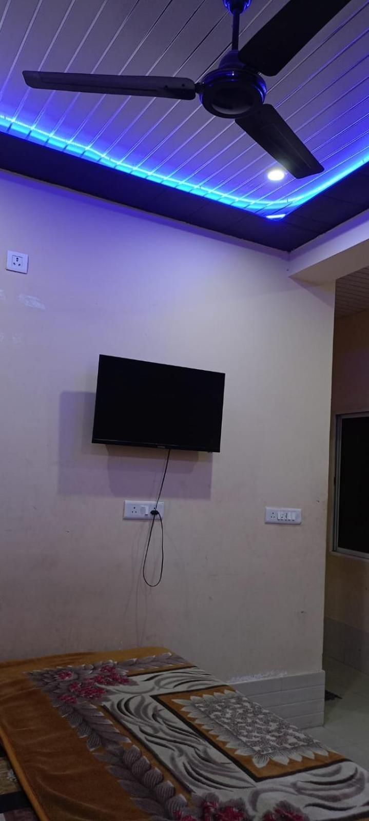 Hotel New Gaytri Place Near By Prem Mandir 1