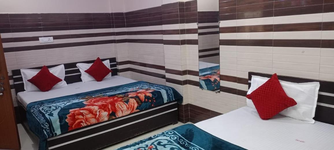 Hotel New Gaytri Place Near By Prem Mandir 1 *