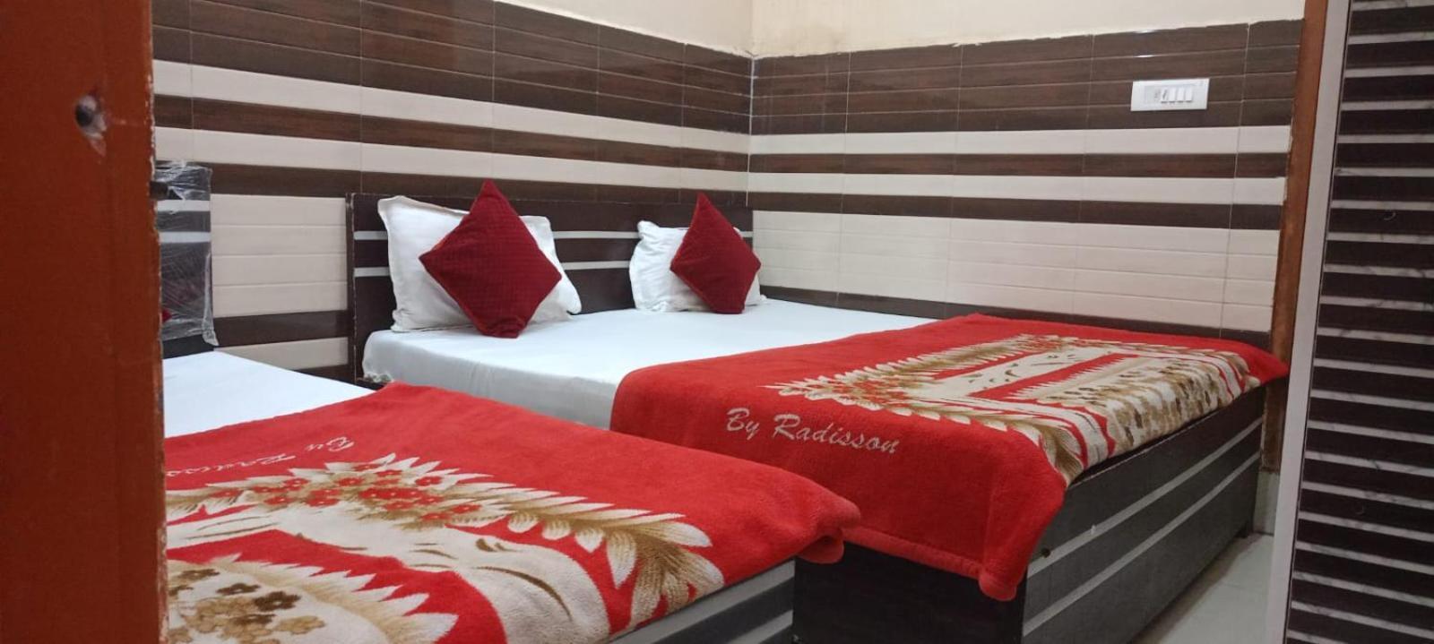 Hotel New Gaytri Place Near By Prem Mandir 1 *